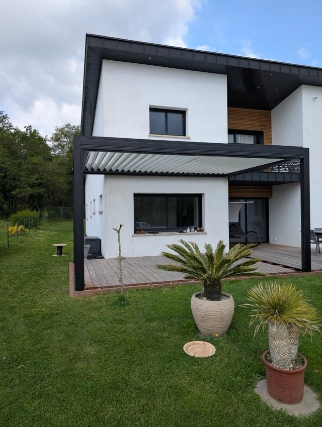 Pergola bioclimatique Matest à lames orientables sur une maison contemporaine à Plaudren