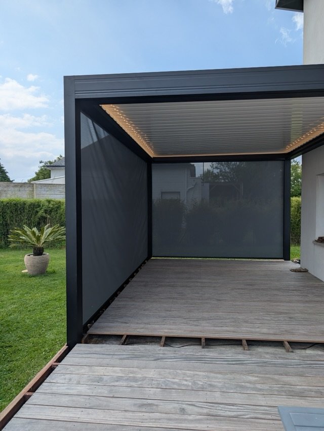 Pergola bioclimatique avec éclairage LED périphérique et stores zip à Plaudren