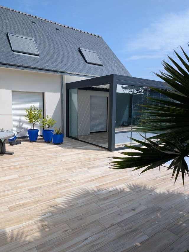 Pergola bioclimatique fermée par des parois vitrées coulissantes à Quiberon