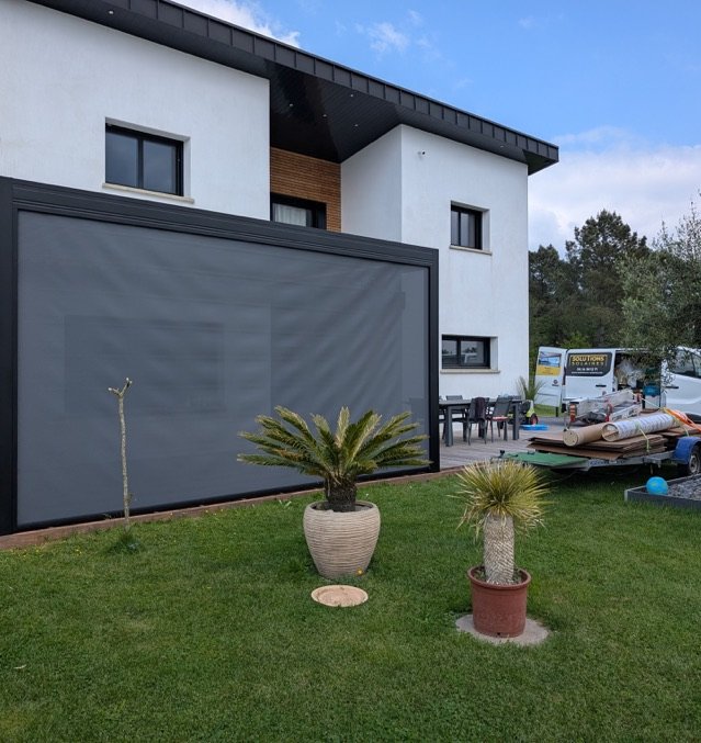 Pergola Matest Premium avec stores zip fermés à Plaudren