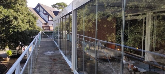 Rideau de verre coulissant panoramique fermant la coursive d'un hôtel